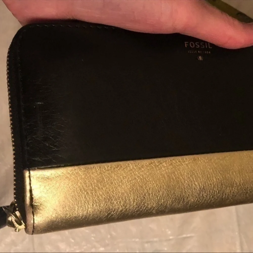 Fossil black and gold leather wristlet clutch wallet